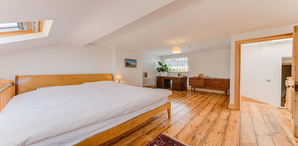 			4 Bedroom, 1 bath, 1 reception Terraced House			 Totteridge Lane, TOTTERIDGE & WHETSTONE